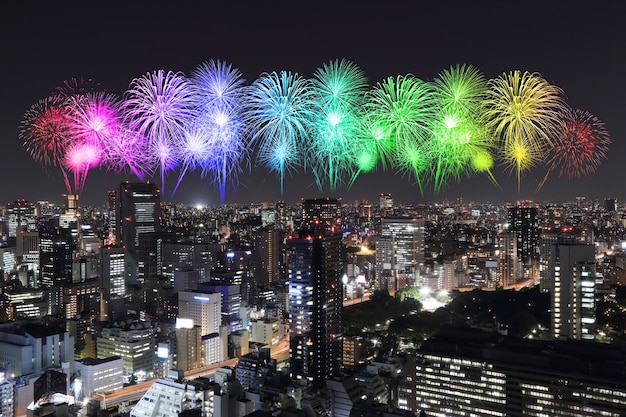Fogos de artifício comemorando ao longo da paisagem urbana de Tóquio à noite