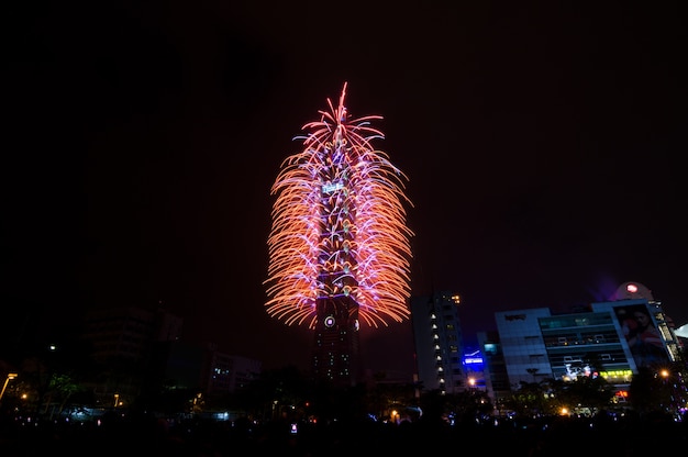 Foto fogos de artifício de ano novo de taipei 101 à noite para celebrar o feliz ano novo