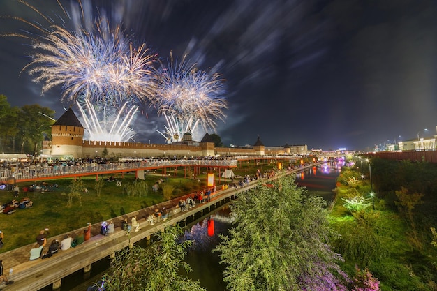 Fogos de artifício de noite de verão acima do kremlin no final do dia da cidade em Tula Rússia