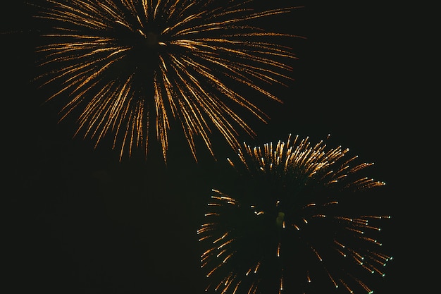 Foto fogos de artifício festivo ouro close-up em um preto