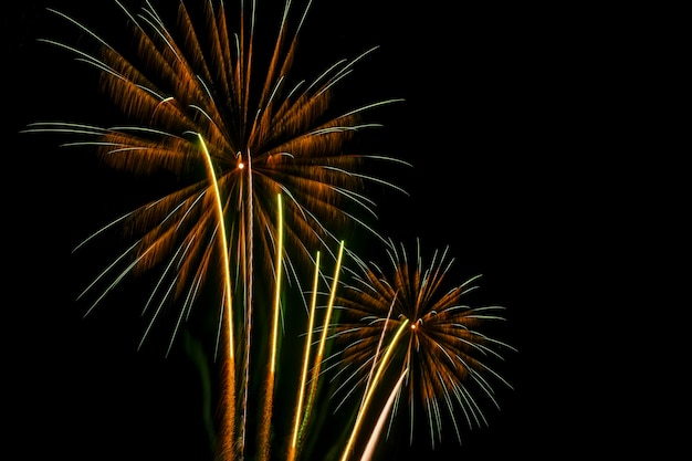 Fogos de artifício iluminam o céu em uma exibição deslumbrante