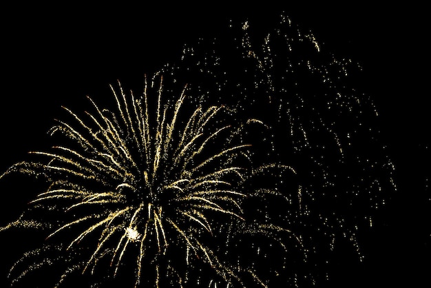 Fogos de artifício iluminando o céu noturno Resumo de pirotecnia