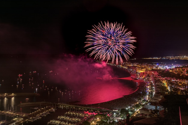 Fogos de artifício impressionantes acima dos Blanes na Catalunha. Espanha