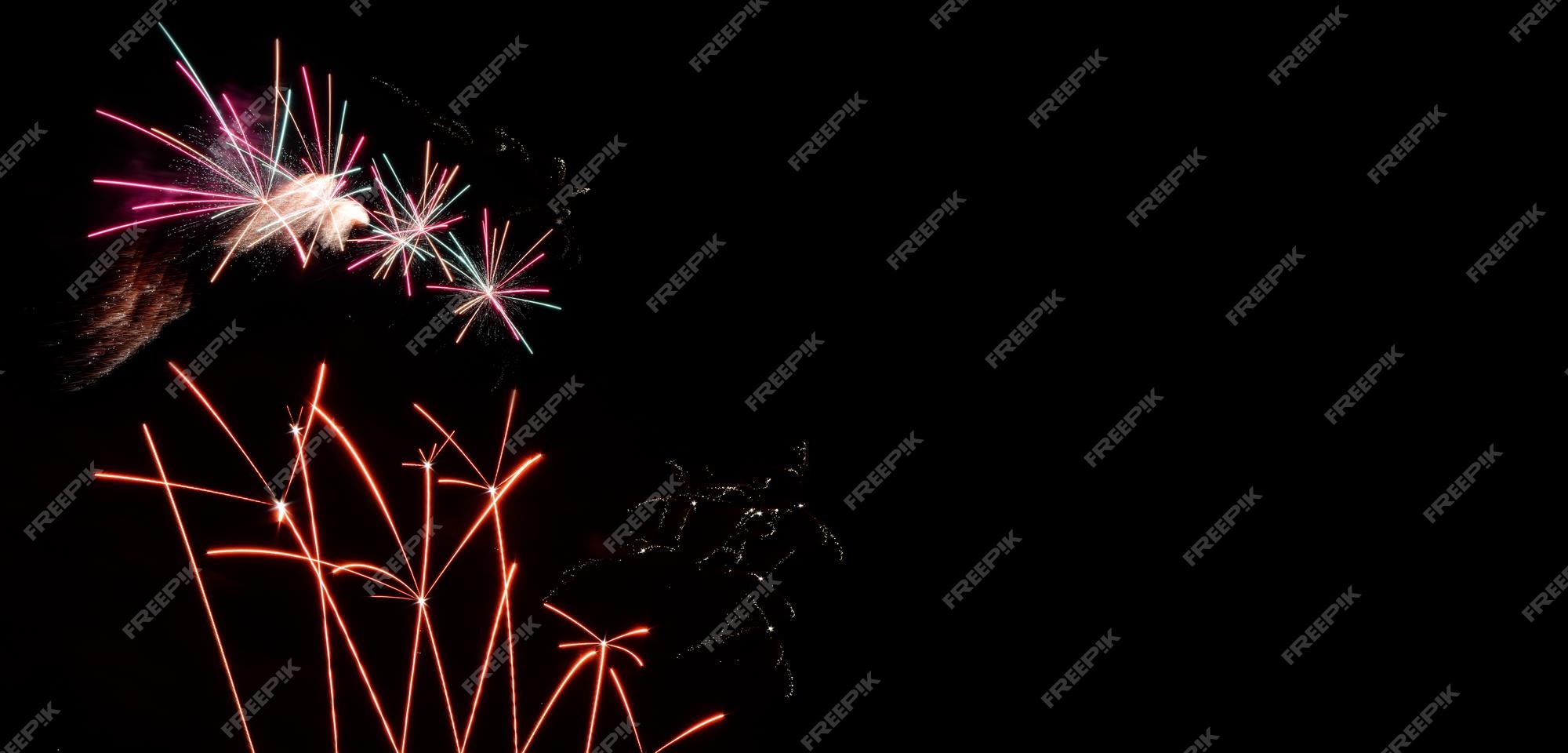 Fogos de artifício, incrível jogo de luz no céu