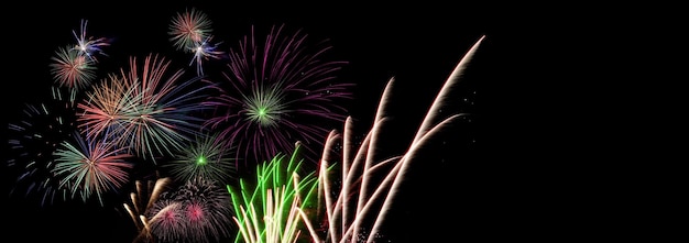 Fogos de artifício, incrível jogo de luz no céu