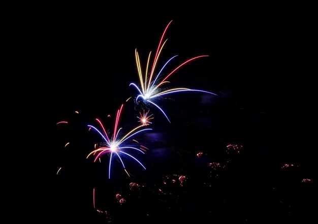 Fogos de artifício, incrível jogo de luz no céu