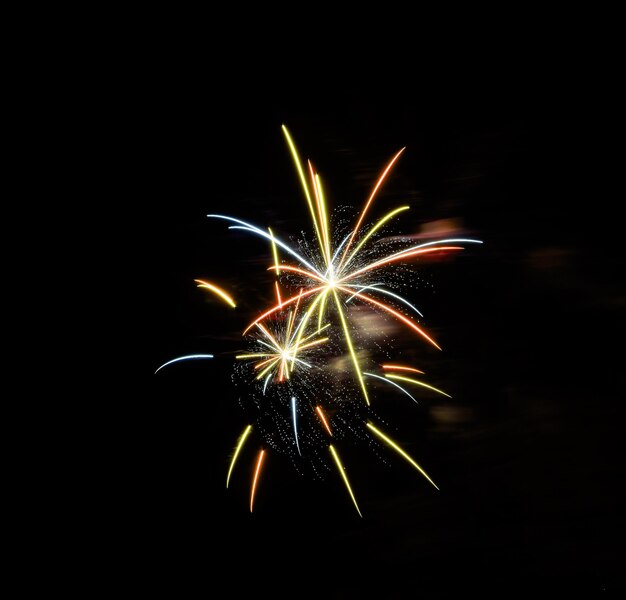 Fogos de artifício, incrível jogo de luz no céu