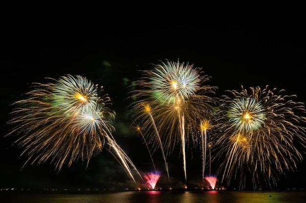 Foto fogos de artifício linda celebração festival colorido contagem regressiva feliz natal feliz ano novo céu escuro brilho brilhante aniversário alegre