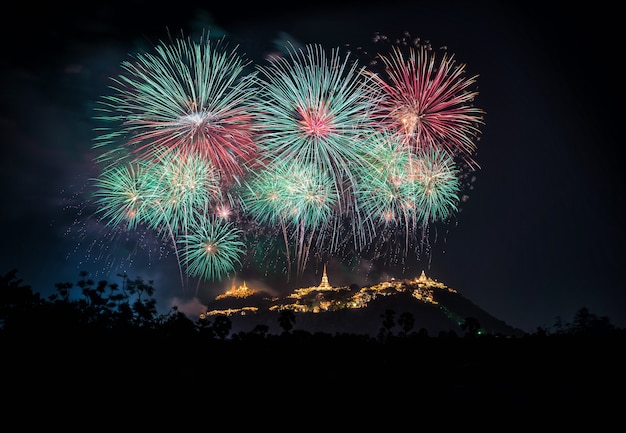 Fogos de artifício mostram sobre o Parque Histórico de Phra Nakhon Khiri