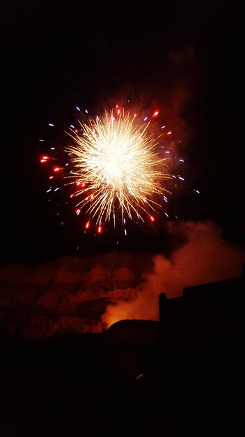 Foto fogos de artifício no céu à noite