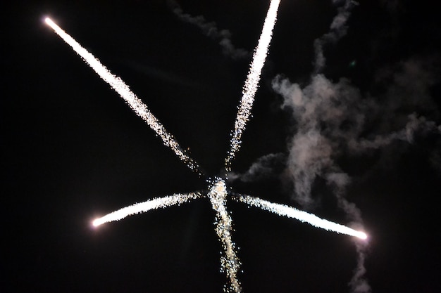 Fogos de artifício no céu noturno