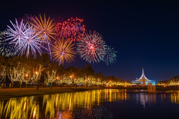 Fogos de artifício no céu