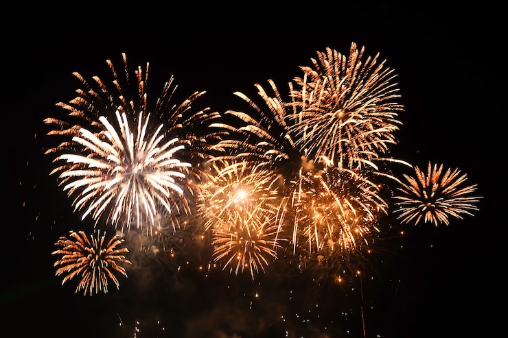 Foto fogos de artifício no fundo do céu