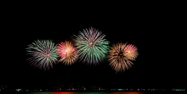 Fogos de artifício no mar à noite para a celebração do ano novo