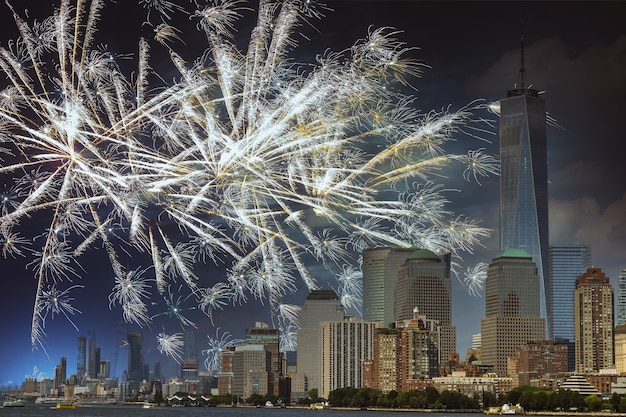 Fogos de artifício sobre a cidade à noite com fogos de artifício sobre Manhattan