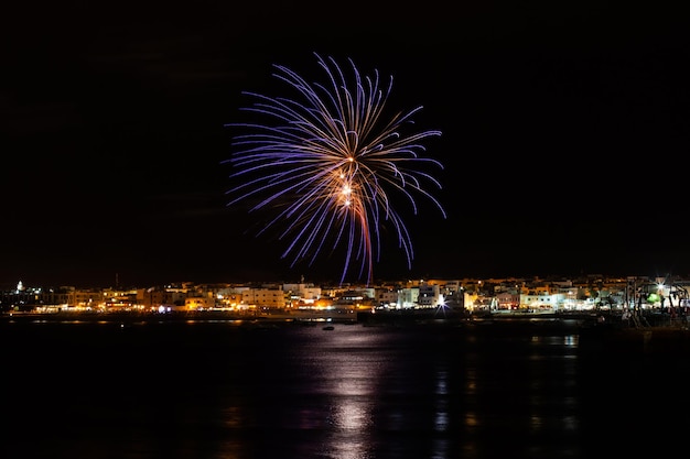 Fogos de artifício sobre a cidade de Corralejo, na ilha de Fuerteventura