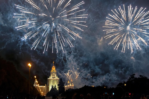 Fogos de artifício sobre o edifício principal da Universidade Estadual de Moscou Rússia