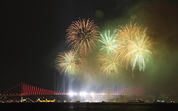 Fogos de artifício sobre o Estreito de Bósforo