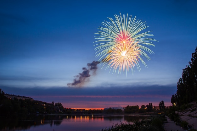 Fogos de artifício sobre o lago à noite