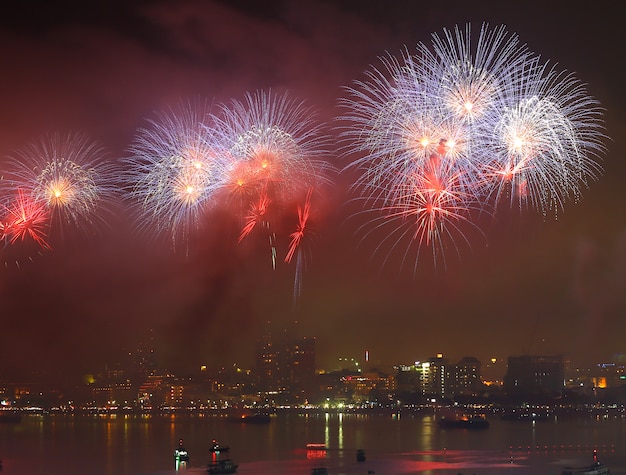 Fogos de artifício sobre o lago durante o festival.