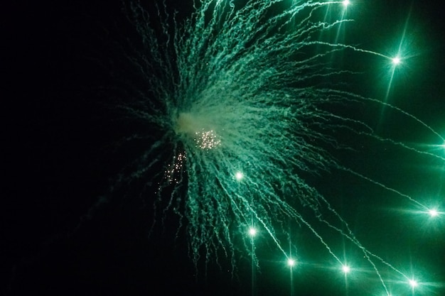 fogos de artifício verde brilhante com muita fumaça à noite