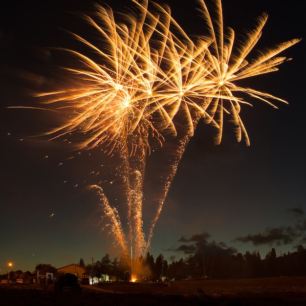 Fogos de artifício vermelhos coloridos no fundo do céu azul