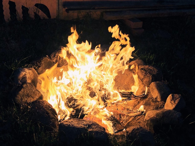 Fogueira à noite