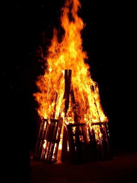 Foto fogueira à noite