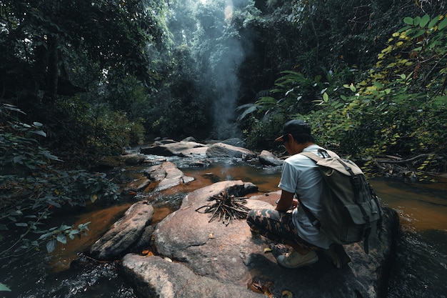 Foto fogueira, ao ar livre em uma cachoeira em uma floresta tropical,