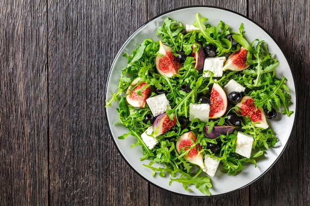 Foguete de figos feta e salada de azeitona preta