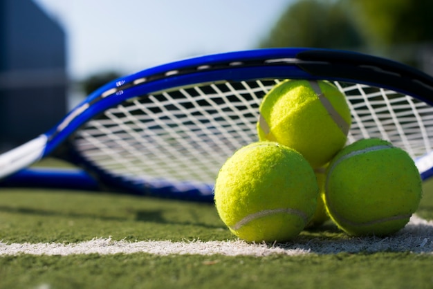 Foto foguete de tênis close-up sobre bolas