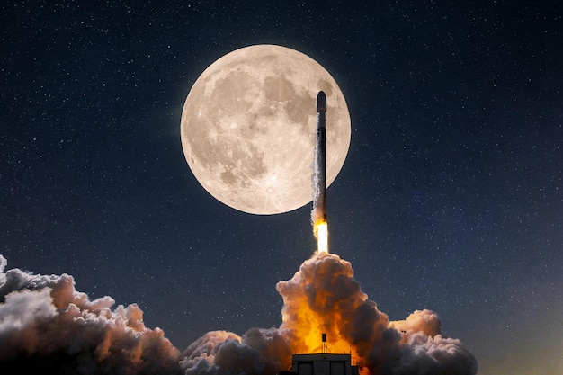 Foguete espacial com uma explosão e nuvens de fumaça decola com sucesso para o espaço com estrelas e uma lua cheia Lançamento bem-sucedido da nave espacial Início da missão para a lua