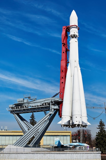 Foguete espacial Vostok na plataforma de lançamento