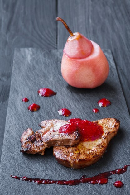 Foie gras braseado servido con salsa de frutos rojos