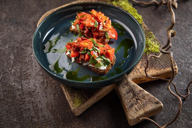 Foie gras Comida e foie gras grelhado com maçã comprimida e figo fresco a bordo