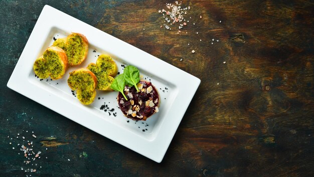 Foie gras Gänseleberpastete mit Brombeersauce und Toast In einer weißen Platte Draufsicht