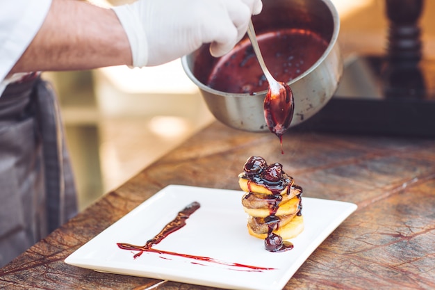 Foie Gras in einem weißen Teller.