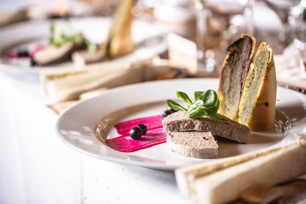 Foie Gras mit frischem Gebäck auf einem professionell dekorierten Teller.