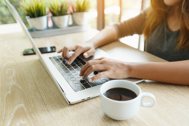 Fokus auf Finger Tippen auf Laptop-Computer