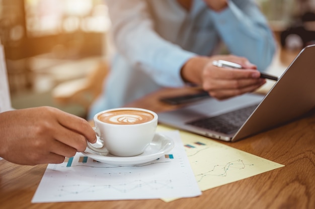 Fokus auf Kaffeetasse Vor Arbeitsbeginn morgens im Büro Kaffee trinken