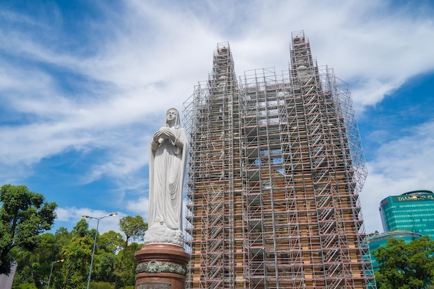 Fokus Saigon NotreDame Cathedral Basilica Basilika Unserer Lieben Frau von der Unbefleckten Empfängnis in Ho-Chi-Minh-Stadt Saigon Vietnam im Umbau mit blauem Himmelshintergrund