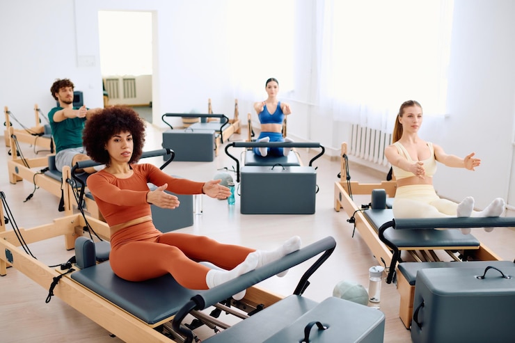 Foto fokussieren sie sich auf stärke und flexibilität während einer ruhigen pilates-sitzung in einem hellen studio