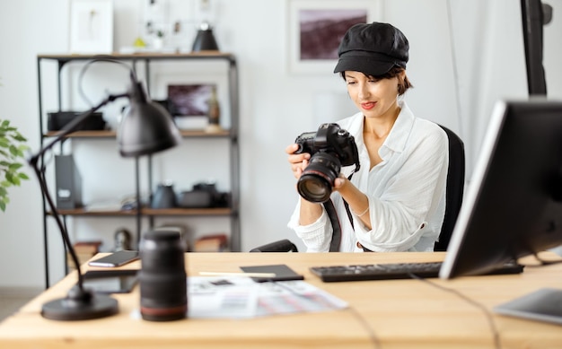 Fokussierte Fotografin im stylischen Outfit