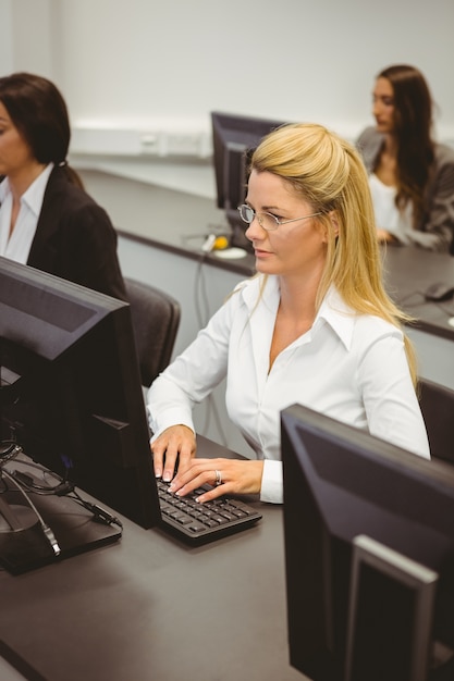 Fokussierte Geschäftsfrauen, die im Computerraum arbeiten