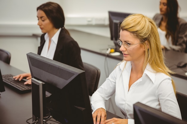 Fokussierte Geschäftsfrauen, die im Computerraum arbeiten