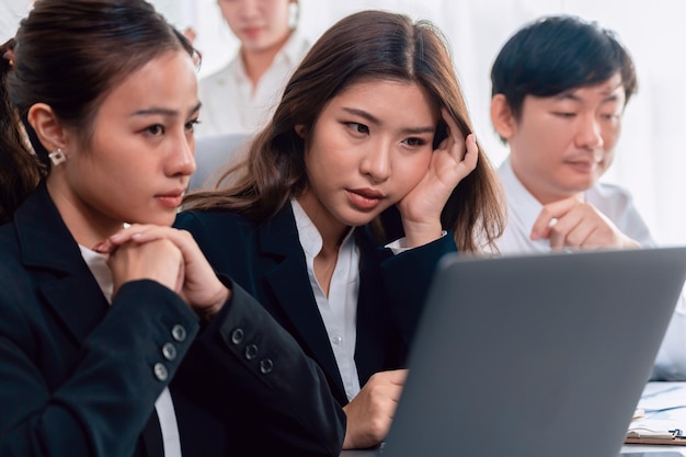 Fokussierte Geschäftsleute, die während der Datenanalyse im Harmoniebüro Probleme haben