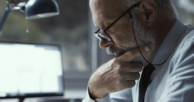 Fokussierter Geschäftsmann, der im Büro arbeitet