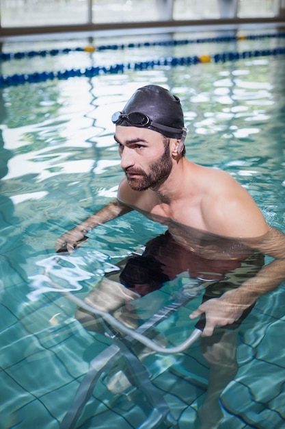 Fokussierter Mann, der Unterwasserfahrrad im Pool tut