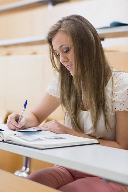 Fokussierter Student, der am Vorlesungssal sitzt