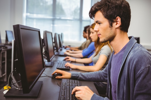 Fokussierter Student in der Computerklasse